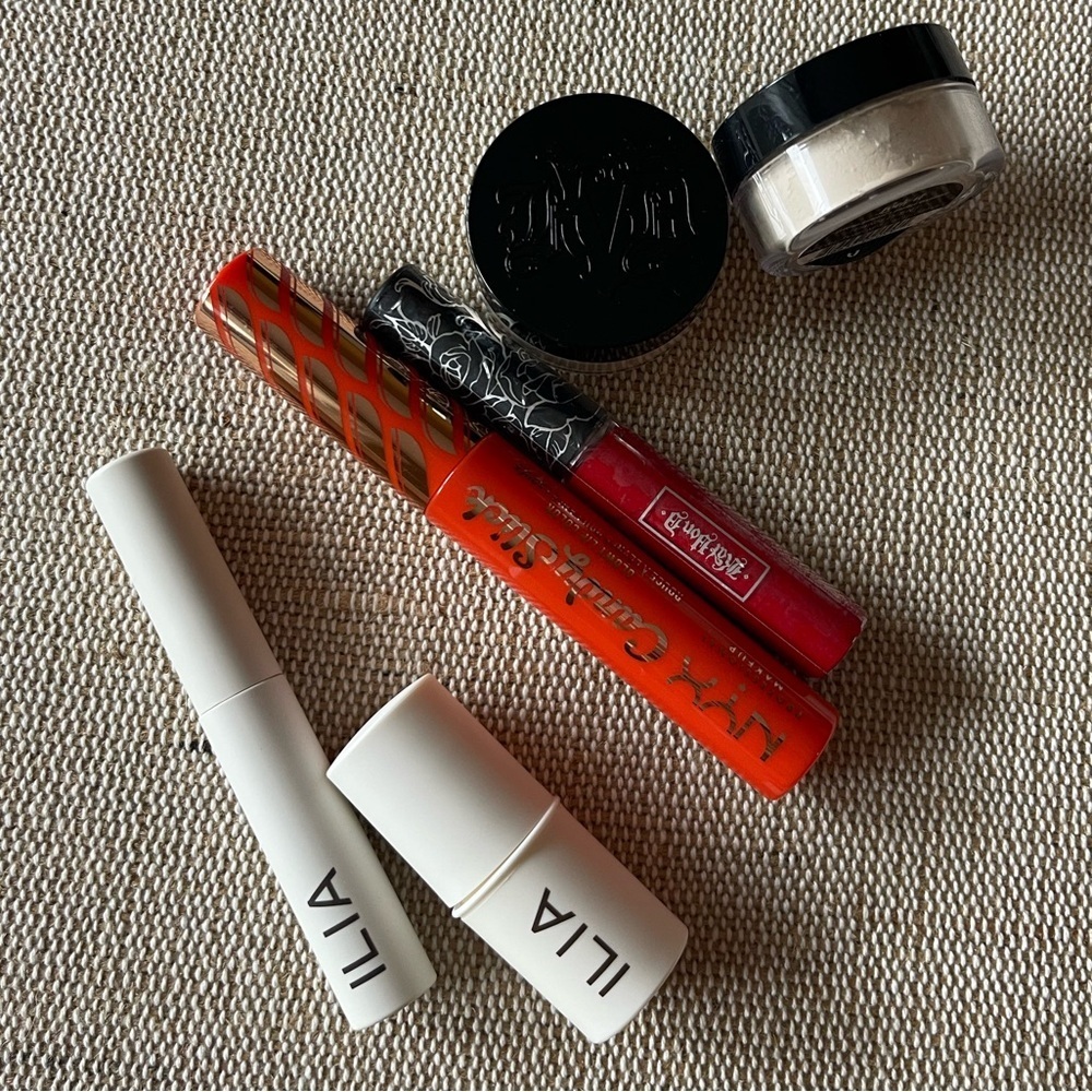Gift set featuring 6 full-size and travel-size skincare products